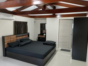 Luxury Private Pool Villa 5 min from Walking Street and Beaches tesisinde bir odada yatak veya yataklar
