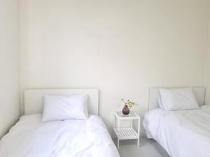 Tempat tidur dalam kamar di A minute's from the subway line 2