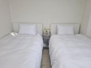 Tempat tidur dalam kamar di A minute's from the subway line 2 +8 foto