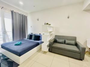 1 dormitorio con 1 cama y 1 silla en Moonstone studio D'Perdana Apartment, en Kota Bharu