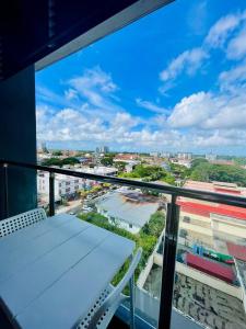 - Balcón con mesa y sillas en un edificio en Moonstone studio D'Perdana Apartment, en Kota Bharu