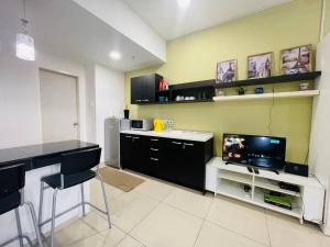 una cocina con encimera y TV. en Moonstone studio D'Perdana Apartment, en Kota Bharu