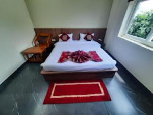 1 dormitorio con cama y alfombra roja en Hotel Apoorva Royale Salepali, en Balāngīr
