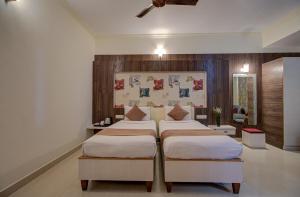 バンガロールにあるHotel Royal Classio, Bangaloreの部屋にベッドが2つある寝室 +26枚の写真