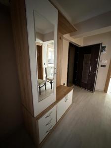 een woonkamer met een spiegel en een stoel bij Ecemsuit in Yomra