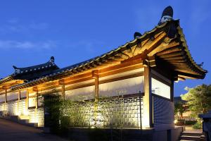 um edifício com um telhado com luzes em Hotelarrive Taean Tiann HanokBeachResort em Taean