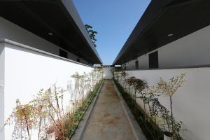 un pasillo con plantas en el lateral de un edificio en Hotelarrive Taean Tiann HanokBeachResort en Taean