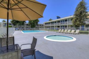 Πισίνα στο ή κοντά στο Motel 6-Claremont, CA
