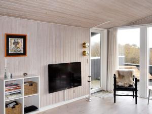 ファーンにあるHoliday home Fanø XVIIIのリビングルーム(薄型テレビ、椅子付)
