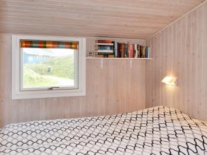 un dormitorio con una cama y una ventana en 6 person holiday home in Fanø, en Fanø