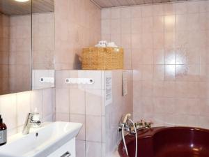 un baño con lavabo y bañera en 6 person holiday home in Fanø, en Fanø 17 fotos más