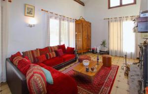 sala de estar con sofá rojo y mesa en Cozy Home In Mercuer With House A Panoramic View, en Mercuer