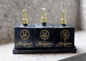 duas garrafas de maionese do marmite do americano em The Margaux Hotel Yogyakarta em Yogyakarta