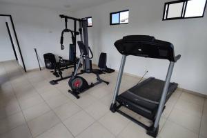 un gimnasio con dos bicicletas estáticas y una cinta de correr en Casa en Residencial San Andrés, en San Miguel 7 fotos más