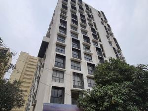 ein hohes weißes Gebäude mit vielen Fenstern in der Unterkunft 1BR Service apartment in BKC by Florastays in Mumbai