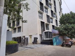 1BR Service apartment in BKC by Florastays في مومباي: مبنى به دراجة نارية متوقفة أمامه