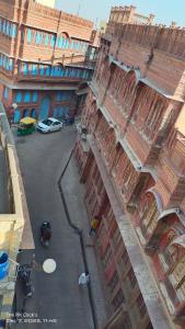 uma vista superior de um edifício antigo numa cidade em Karina art Home stay 50 meters from Rampuria haveli em Bikaner