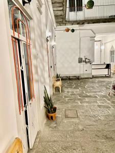 a room with a hallway with a table and aarijuanaarijuana at Céntrica habitación privada , #7 de 1 a 4 personas, Casona Doña Paula Aparta-hotel, baño compartido in Puebla
