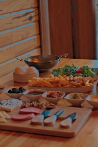 uma mesa coberta com pratos de comida e tigelas de comida em Sapanca Grandwooden em Sakarya