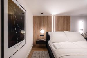 1 dormitorio con 1 cama y una pared con una foto en E56 Queen's Boutique Apartment,best Location by BQA, en Budapest