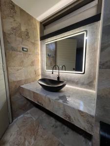 y baño con lavabo y espejo. en The Green Golf Apartments en Ban Thung Thong