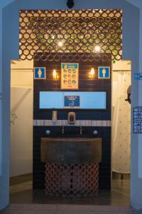 baño con lavabo en una habitación en Céntrica habitación privada , #7 de 1 a 4 personas, Casona Doña Paula Aparta-hotel, baño compartido en Puebla