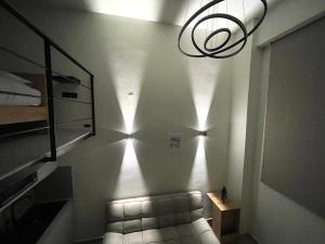 Zimmer mit Sofa und Wandbeleuchtung in der Unterkunft Nikitas loft in Kalamata