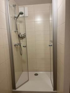eine Duschkabine mit einer Glastür im Bad in der Unterkunft Ferienwohnung Ingrid Hörbiger in Mittersill