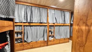 Poschodová posteľ alebo postele v izbe v ubytovaní Kailasha - Hostel Cum PG