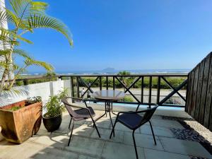 een patio met een tafel en stoelen op een balkon bij Hai Tan Feng Qing in Toucheng