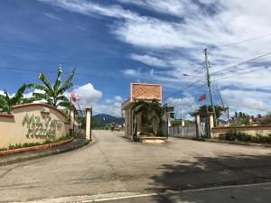 Une rue dans une ville avec une maison maoko écrite sur le mur dans l'établissement Mikhai Guest House near Las Cazas de Acuzar, à Bagac