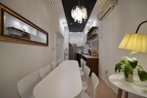 首爾的住宿－Soo Guest House，白色的用餐室配有白色的桌椅