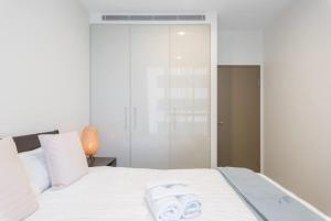 En eller flere senger på et rom på Sydney CBD Modern Apartment at Central Location