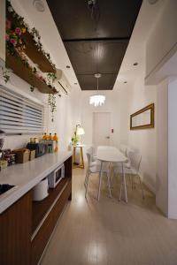 首爾的住宿－Soo Guest House，厨房以及带桌椅的用餐室。