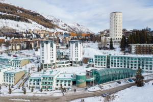 una vista aérea de una ciudad en la nieve en Appartamento Alpetta 37 Ski In - Ski Out - Happy Rentals, en Sestriere