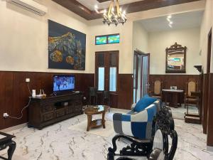 Μια τηλεόραση ή/και κέντρο ψυχαγωγίας στο AW Griya Semilir +10 φωτογραφίες