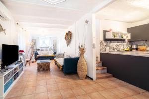 ein Wohnzimmer mit Sofa und Tisch in der Unterkunft Maison type Canetoise prox plage in Canet-en-Roussillon + 19 Fotos