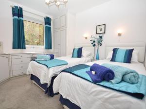 dwa łóżka z pluszakami w sypialni w obiekcie 2 bed property in Whitsand Bay TYHAN w mieście Saint Germans