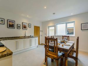 cocina y comedor con mesa y sillas en 3 Bed in Portreath 89492 en Camborne