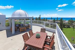Balkón nebo terasa v ubytování Beachside Resort Kawana Waters
