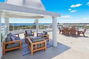 Balkón nebo terasa v ubytování Beachside Resort Kawana Waters