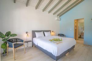 Un dormitorio con una cama, un escritorio y una silla. en Villa BelRock, en Le Diamant 39 fotos más