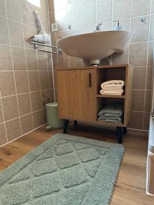 a bathroom with a sink and a cabinet with towels at Bollenlodge - Ferienwohnung mit Ausblick und Top Lage in Todtnau