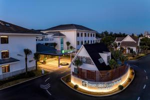 Holiday Inn Express Yuhuan Wetland Park by IHG في Yuhuan: منظر علوي لمبنى في المدينة