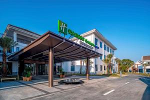 Holiday Inn Express Yuhuan Wetland Park by IHG في Yuhuan: فندق مع لافتة أعلى المبنى
