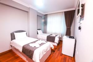 Una cama o camas en una habitación de Diera Family Hotel