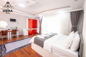 Una cama o camas en una habitación de Diera Family Hotel