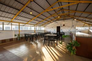 un restaurante con mesas y sillas en una habitación grande en CJ GRANDE BUSINESS HOTEL, en Ernakulam