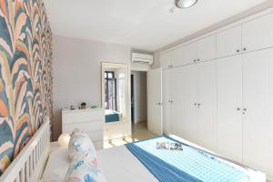 a bedroom with a crib and a bed in a room at Duplex Bahia Meloneras 47 by VillaGranCanaria in Meloneras