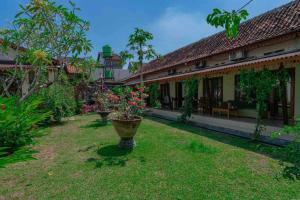 een binnenplaats van een huis met een tuin bij Veranda Java - Traditional & Modern Javanese Villa in Godean